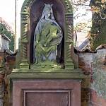 Horní Kruty - bývalý hřbitov u kostela, náhrobek se sochou Panny Marie (2017)