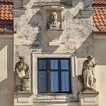 Týnec nad Labem - bývalá spořitelna, detail sochařské výzdoby (2020)