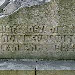 Radovesnice II - památník padlým v 1. světové válce, nápis na boku (2018)