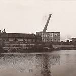 Kolín - Horského cukrovar, bourání komínů 12. 7. 1929 (foto Jan Kubrt)