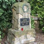 Tři Dvory - památník padlým v 1. světové válce, boční pohled (2018)