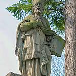 Chotouň - ohradní zeď kostela, socha sv. Gotharda (2007)