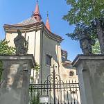 Chotouň - ohradní zeď kostely, pilířová brána se sochami (2018)