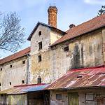 Svojšice, bývalý pivovar, západní stěna sladovny (2025)