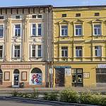 Kolín - Jiráskovo náměstí, domy čp. 411 (vlevo) a 14 (2018)