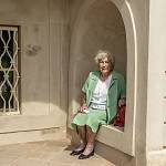 Karolína Hrubá z Gelenj na zámku v Červených Pečkách, kde vykouřila tajně svou první cigaretu (25. 8. 2019)