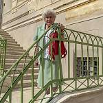 Karolína Hrubá z Gelenj na schodišti zámku v Červených Pečkách (25. 8. 2019)