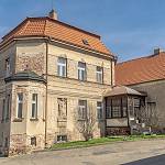 Chrášťany - hospodářský dvůr, obytná budova od jihozápadu (2019)