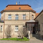 Chrášťany - hospodářský dvůr, obytná budova od jihu (2019)