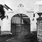 Břežany II - brána domu čp. 3 před zbořením (kolem roku 1955, Podlipanské muzeum Český Brod)