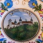 Kostelec nad Černými lesy - Vondráčkova továrna, malovaný talíř A. Vondráčka z 30. let 20. stol. (2022)