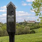Kostelec nad Černými lesy - boží muka sv. Gotharda, v pozadí zámek (2021)