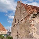 Týnice - hospodářský dvůr, renesanční krakorec druhotně použitý na stodole (2022)