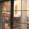 Průhled ze sakristie do kostela přes barokní sklo