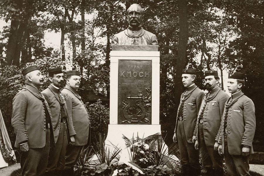 Kolínští sokolové při odhalení pomníku Františka Kmocha na Kmochově ostrově v Kolíně (1913)