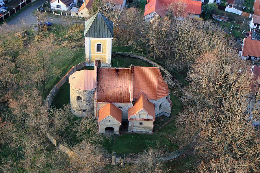 Hradešín - letecký pohled na areál kostela (FlyFoto)