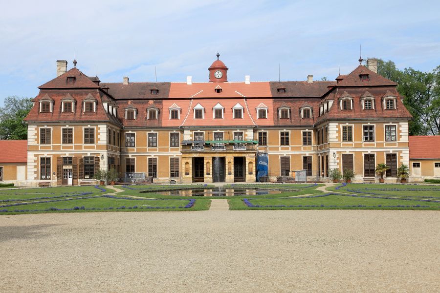 Zámek Rájec nad Svitavou - čestný dvůr (od východu)