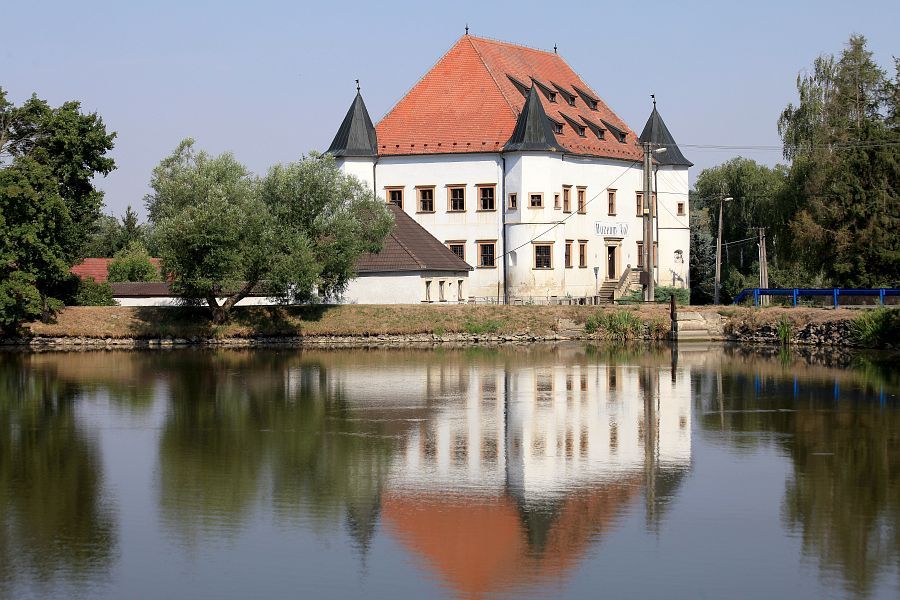 Boskovštejn - pohled na tvrz přes rybník