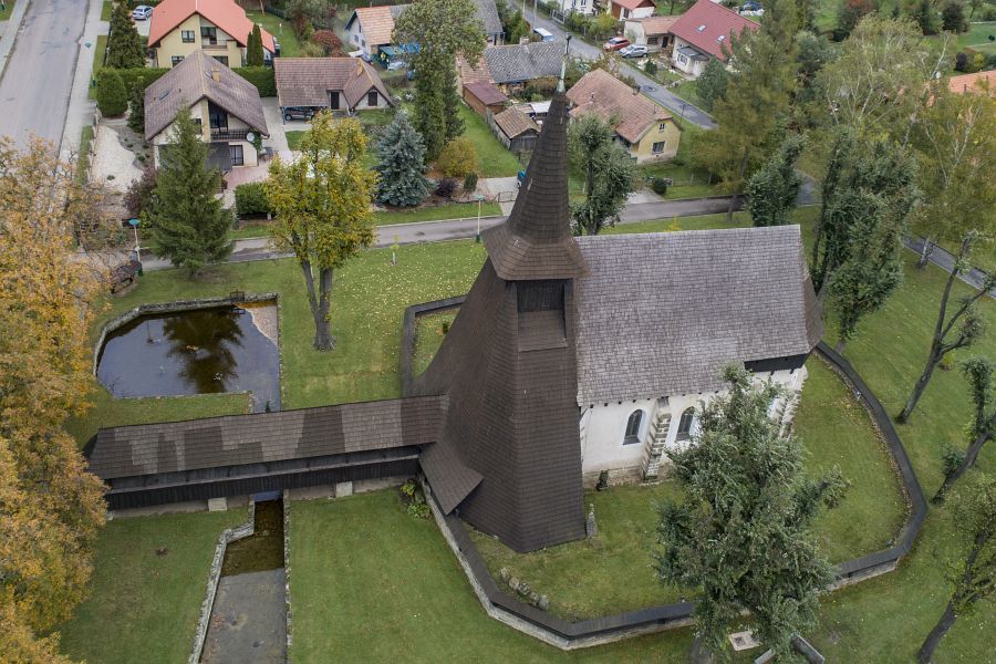 Kostel sv. bartoloměje v kočí z ptačí perspektivy