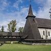 Kostel sv. Bartoloměje v Kočí je unikátní spojením dřevěné a zděné stavby
