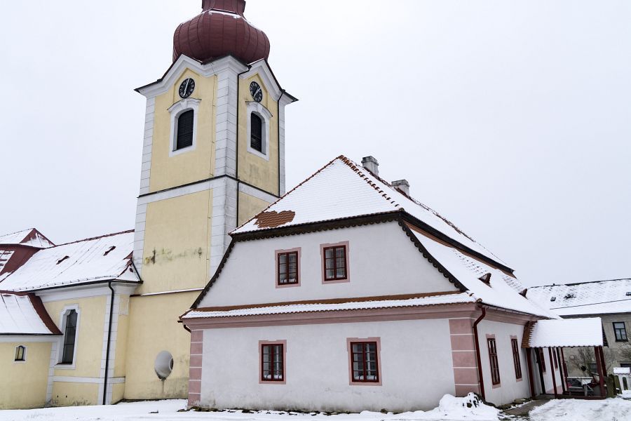Bobrová - kostel sv. Petra a Pavla a Stará škola, muzeum panenek