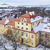 Pohled na zámek od jihovýchodu, v pozadí hrad Hazmburk
