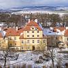 Pohled na hlavní průčelí zámku od jihu, v pozadí České středohoří